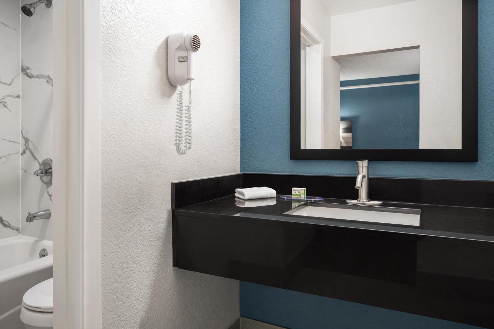 La Quinta Inn By Wyndham Victoria Zewnętrze zdjęcie